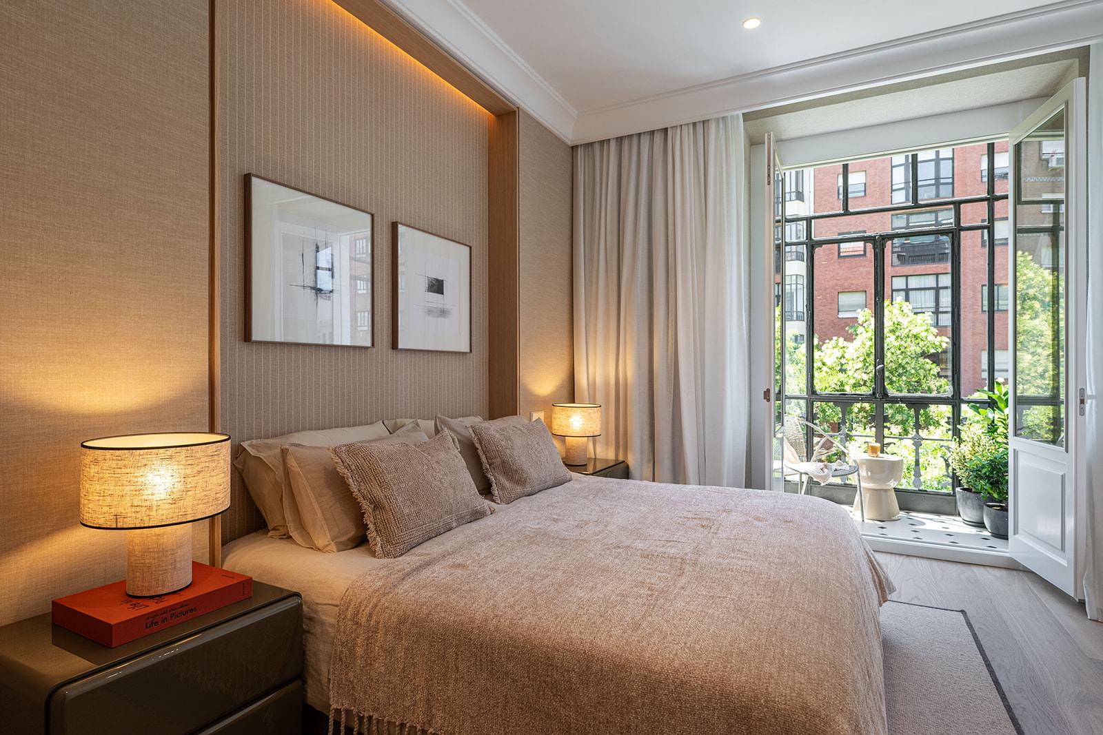 living - Piso de 234m² en venta en Almagro, Madrid - gallery thumbnail - 6