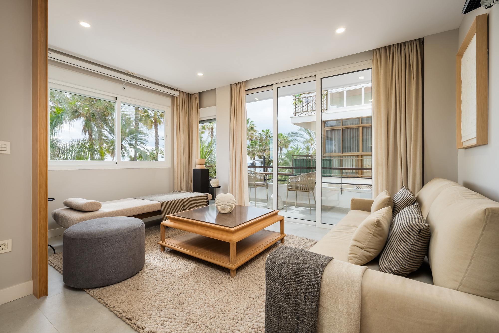 living - Piso de 102m² con 12m² terraza en venta en Estepona Centro - gallery thumbnail - 1