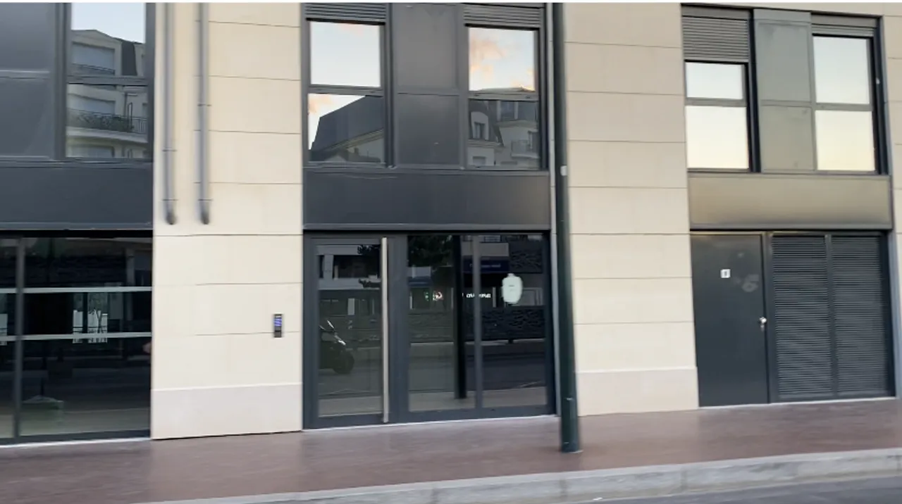 retail - Shop At The Foot Of The Building For Rent - gallery - 2