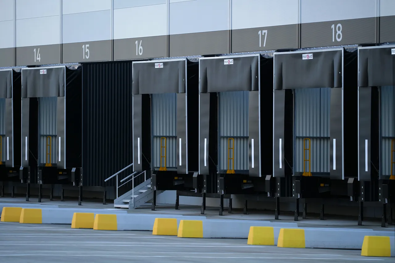 logistics - Courier Warehouse For Rent - For Sale - gallery - 4