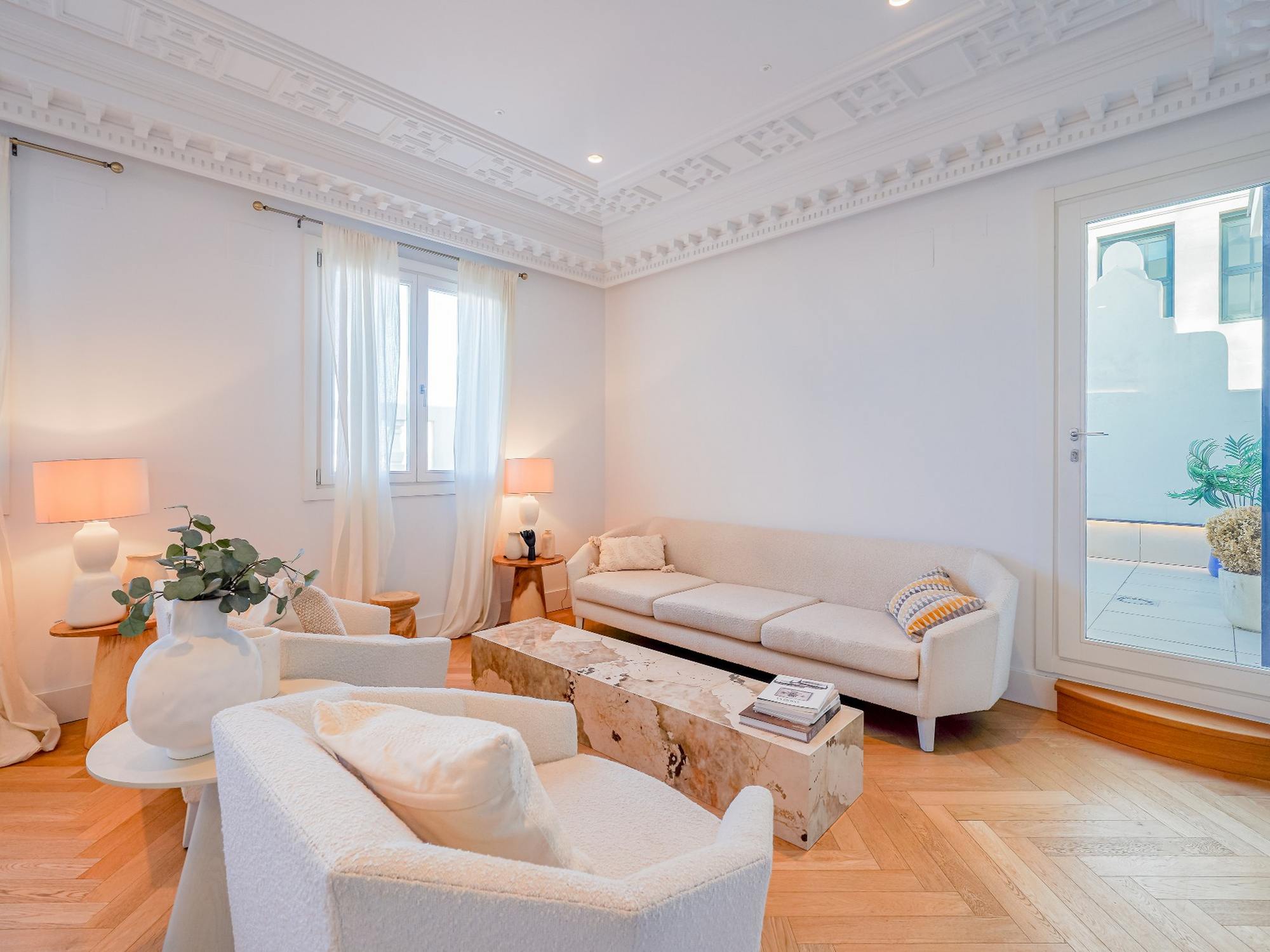 living - Piso de 130m² en alquiler en Malasaña, Madrid - gallery thumbnail - 2
