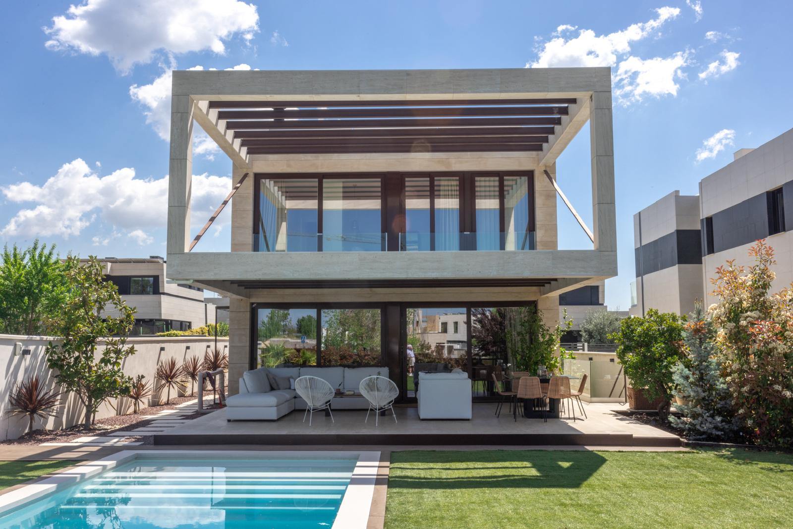 living - Casa rural de 550m² en alquiler en Majadahonda, Madrid - gallery thumbnail - 2