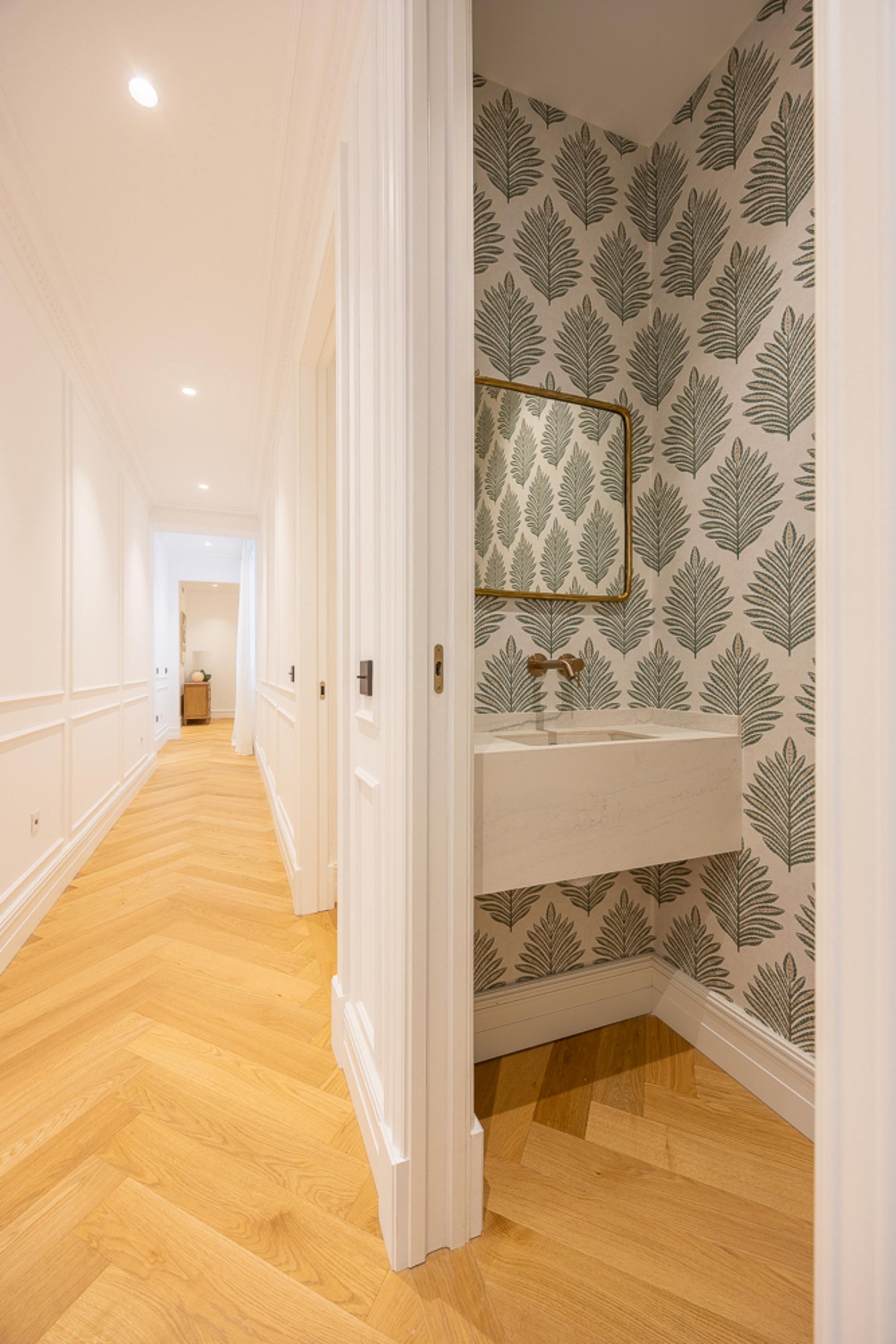 living - Piso de 245m² en venta en Almagro, Madrid - gallery thumbnail - 9