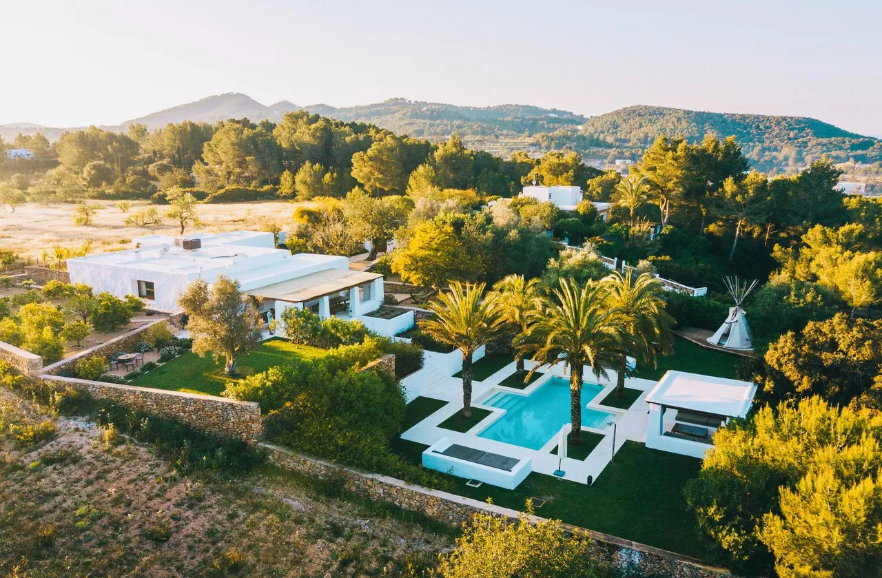 living - 410m² country house with 107m² terrace for sale in Santa Gertrudis - gallery - 2