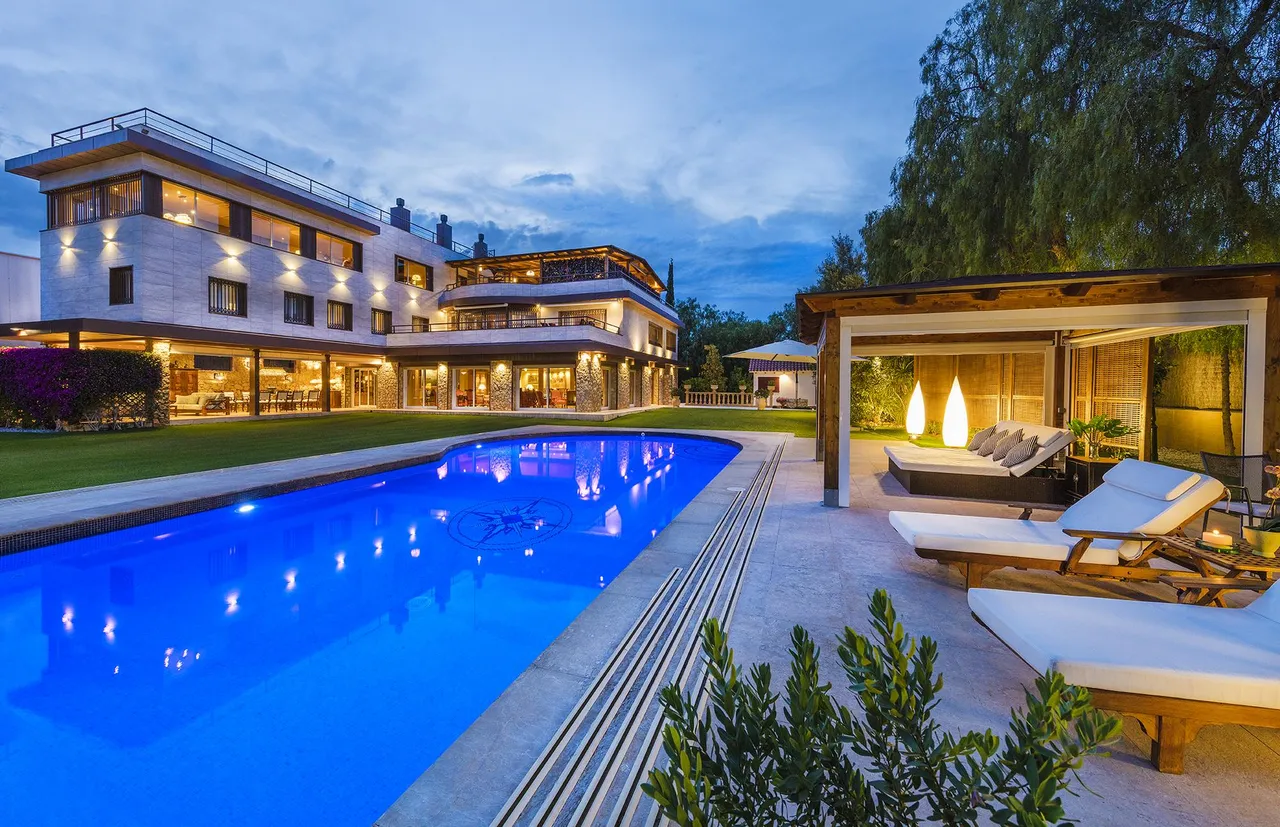 living - 905m² house / villa for sale in Terramar, Barcelona - gallery - 2