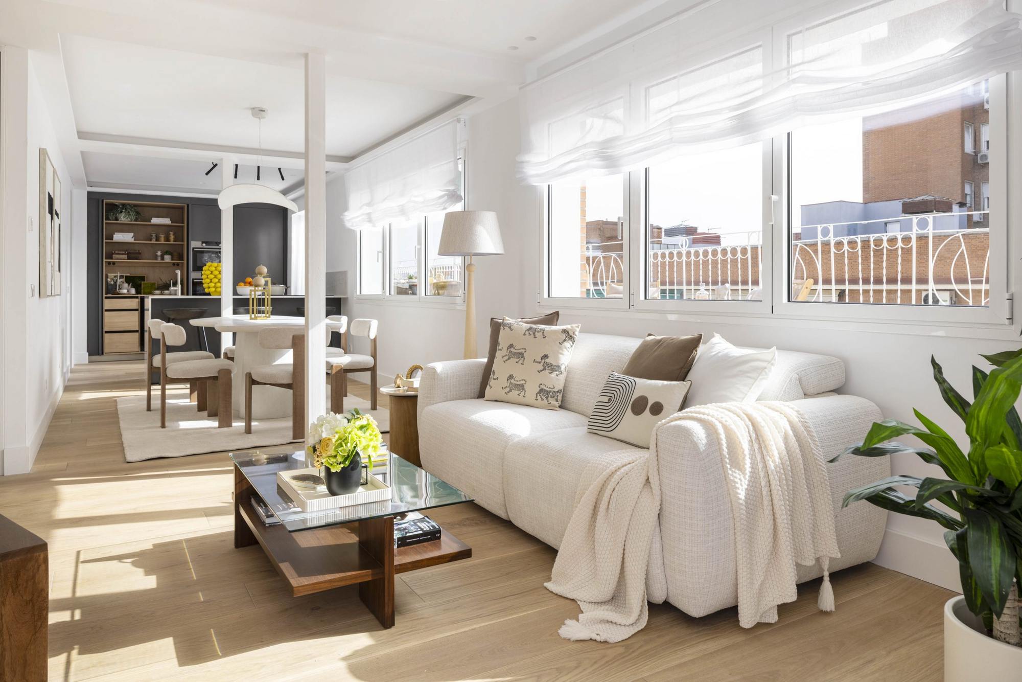 living - Piso de 127m² con 65m² terraza en venta en Almagro, Madrid - gallery - 2