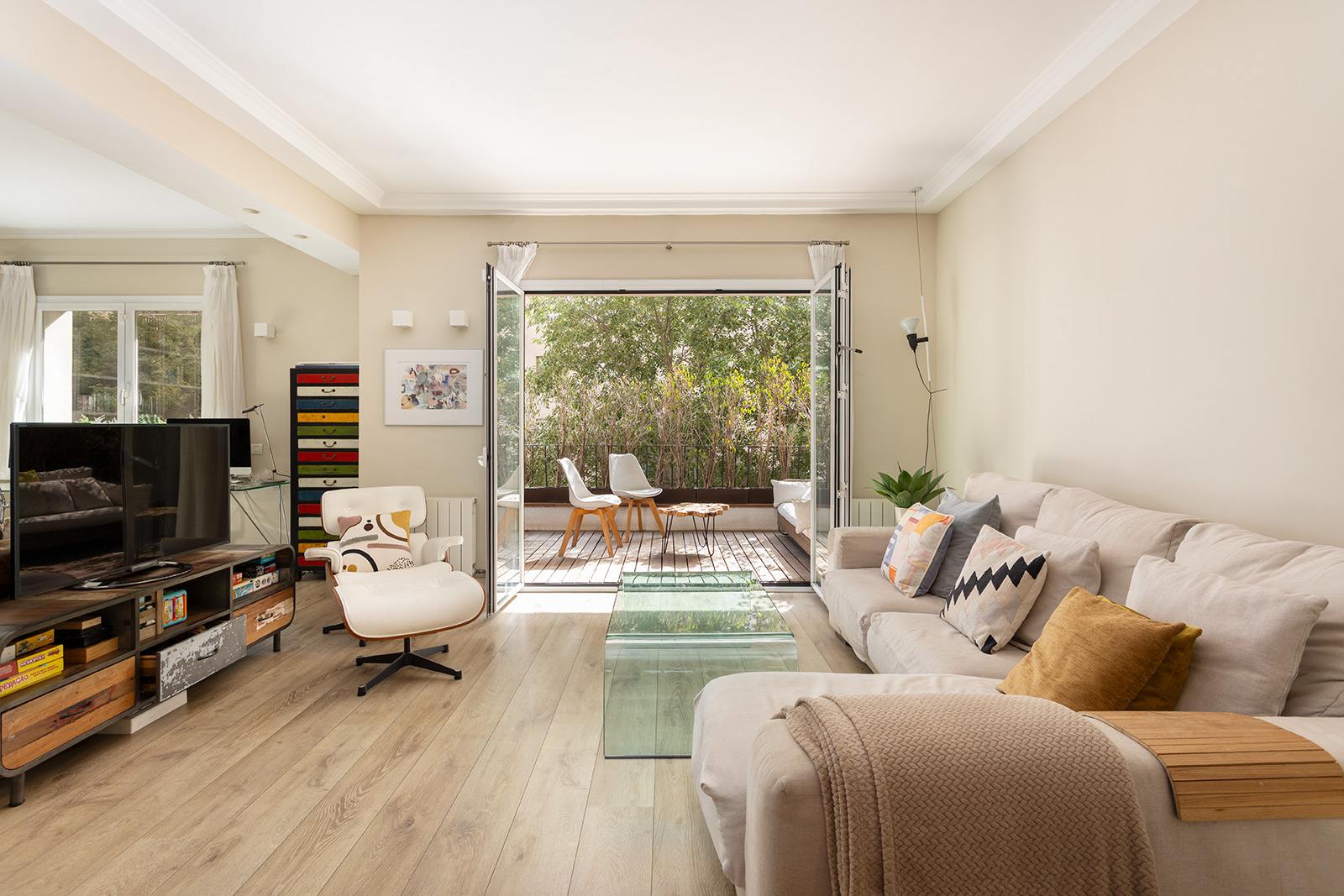 living - 150m² apartment with 10m² terrace for sale in Pedralbes - gallery thumbnail - 6