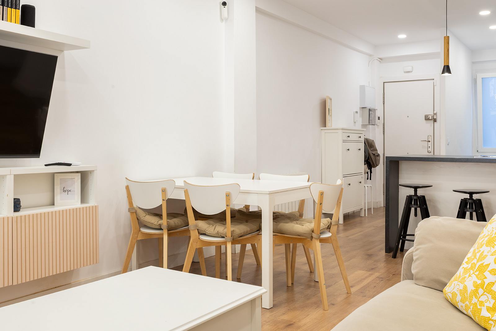 living - Piso de 77m² en venta en Poblenou, Barcelona - gallery thumbnail - 5