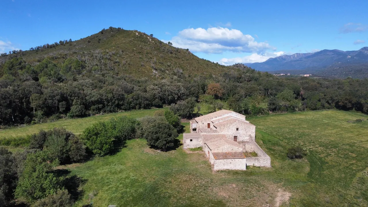 living - Casa rural de 805m² en venta en Alt Empordà, Girona - gallery - 3