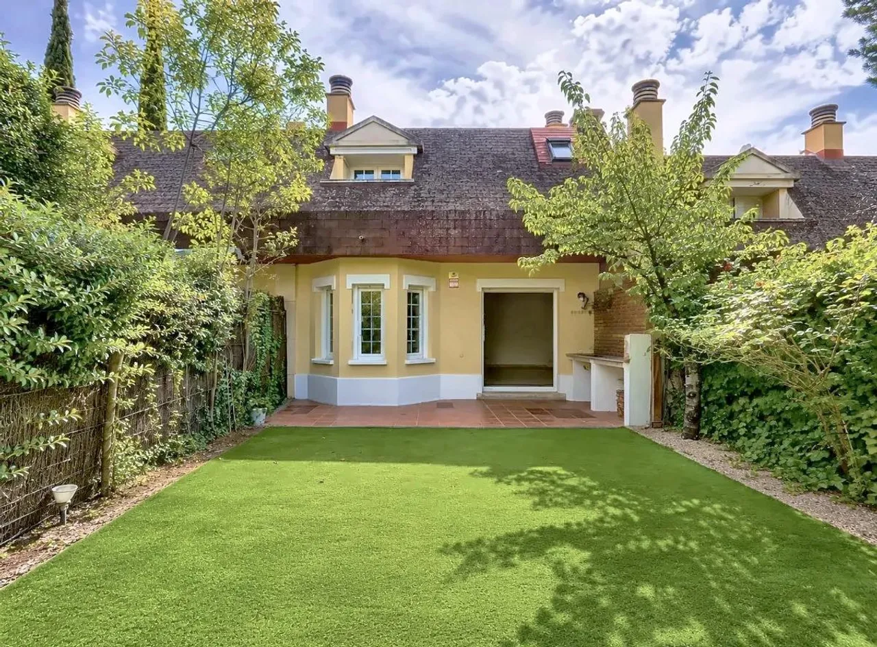 living - Casa / villa de 213m² con 60m² de jardín en alquiler en El Soto de la Moraleja - gallery - 3