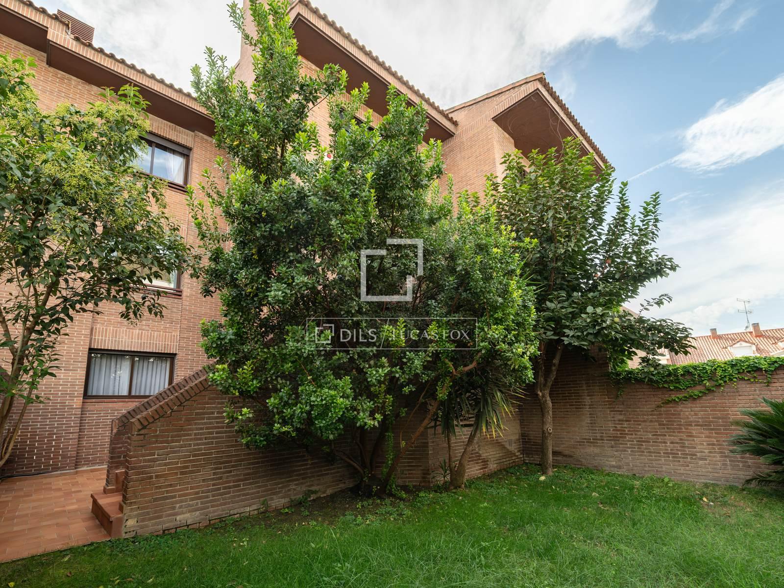 living - 378m² house / villa for sale in Peñagrande, Madrid - gallery thumbnail - 2