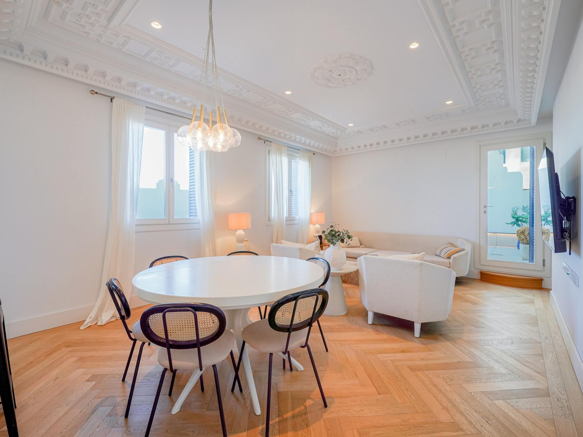 living - 130m² apartment for rent in Malasaña, Madrid - gallery thumbnail - 9
