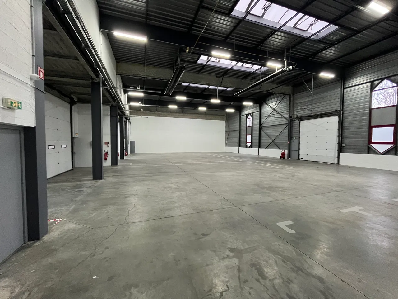 logistics - Entrepôt / Bureaux À Louer - gallery - 2