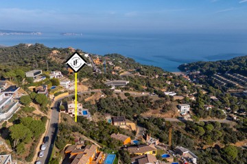 living - 726m² plot for sale in Sa Riera, Costa Brava - featured