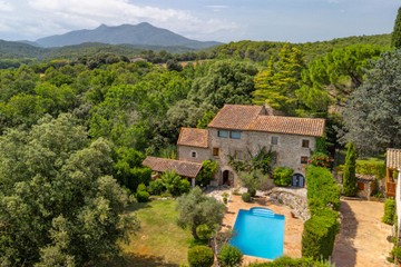 living - Casa rural de 876m² en venta en Alt Empordà, Girona - featured