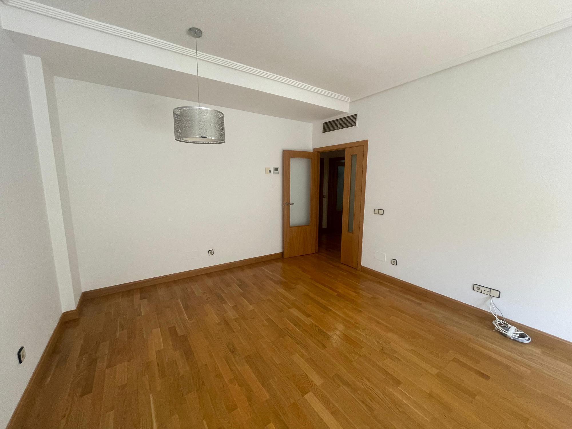living - 180m² apartment for rent in Sanchinarro, Madrid - gallery - 4