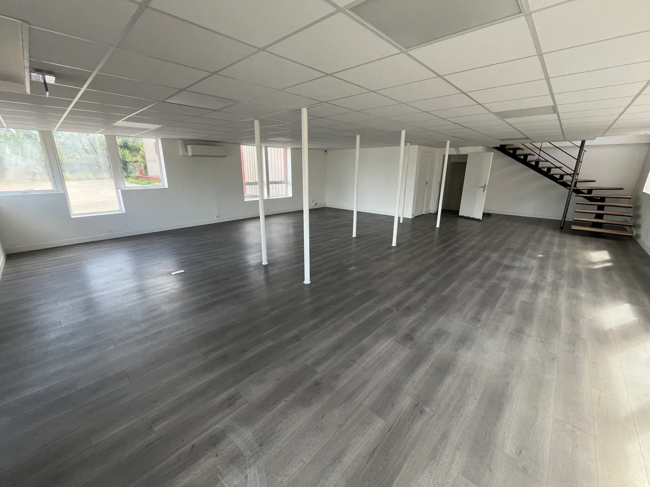 logistics - Light Industrial Premises / Offices For Rent - gallery - 9
