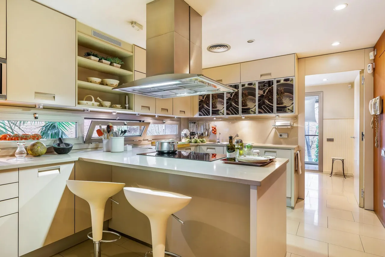 living - 376 m² apartment for sale in Tres Torres, Barcelona - gallery - 3