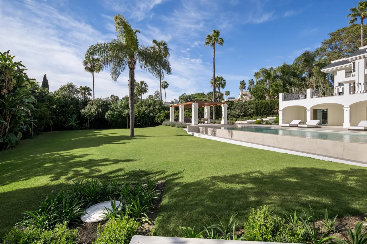 living - Casa / villa de 1,112m² con 2,529m² de jardín en venta en Nueva Andalucía - gallery - 2