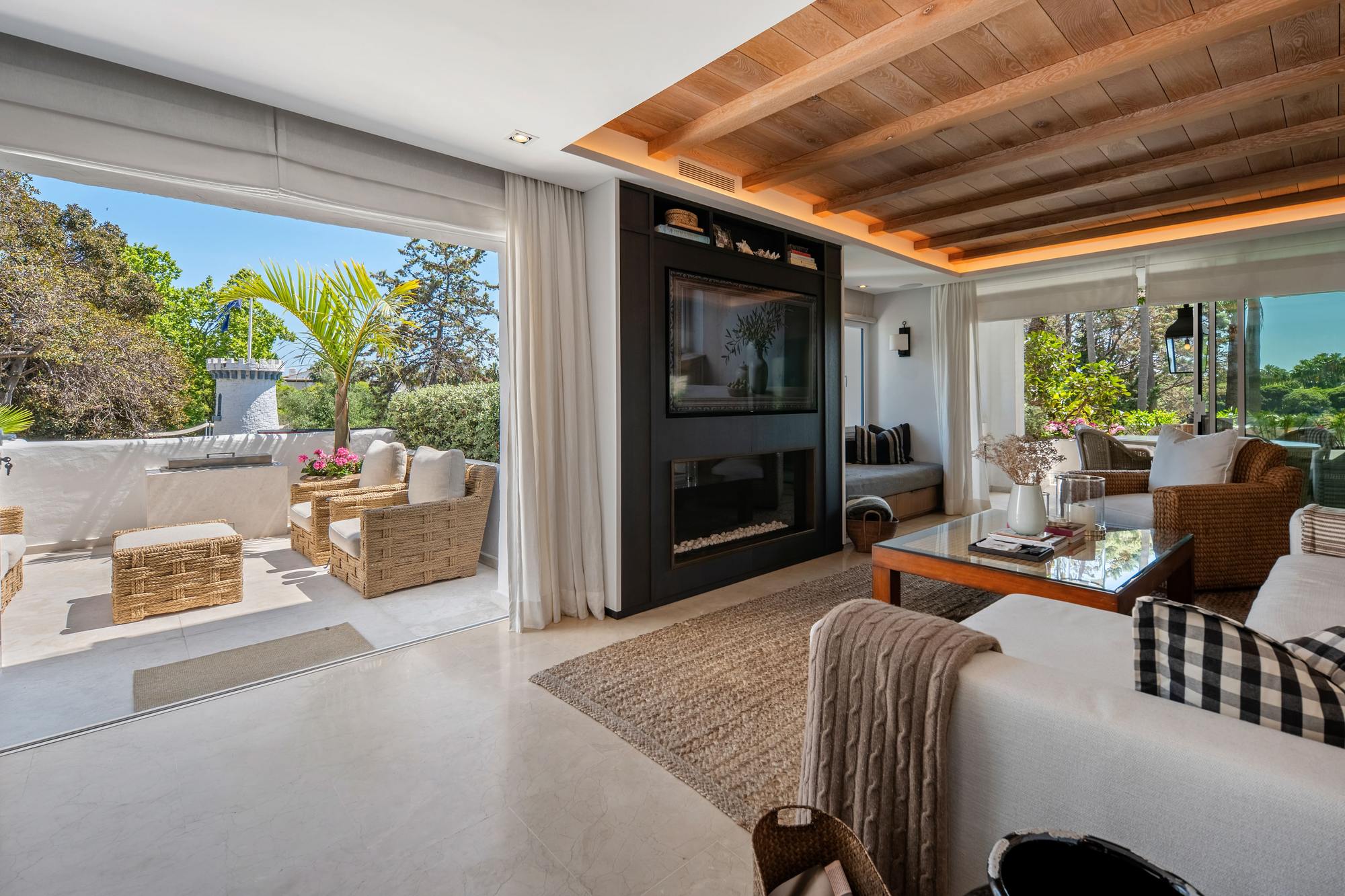 living - Piso de 120m² con 53m² terraza en venta en Milla de Oro - gallery thumbnail - 2