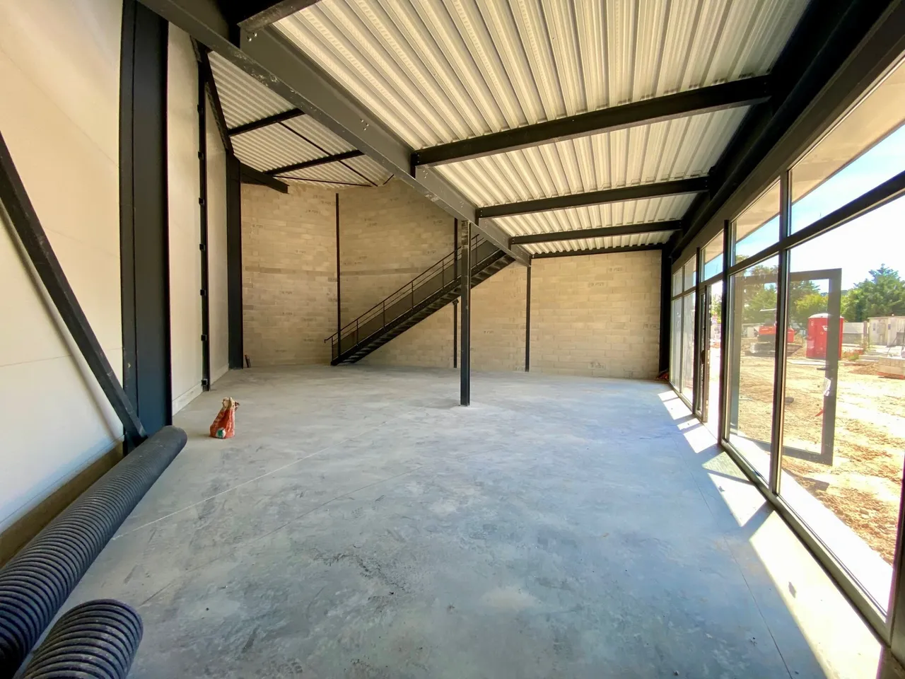 office - Services / Showroom For Rent - gallery - 9
