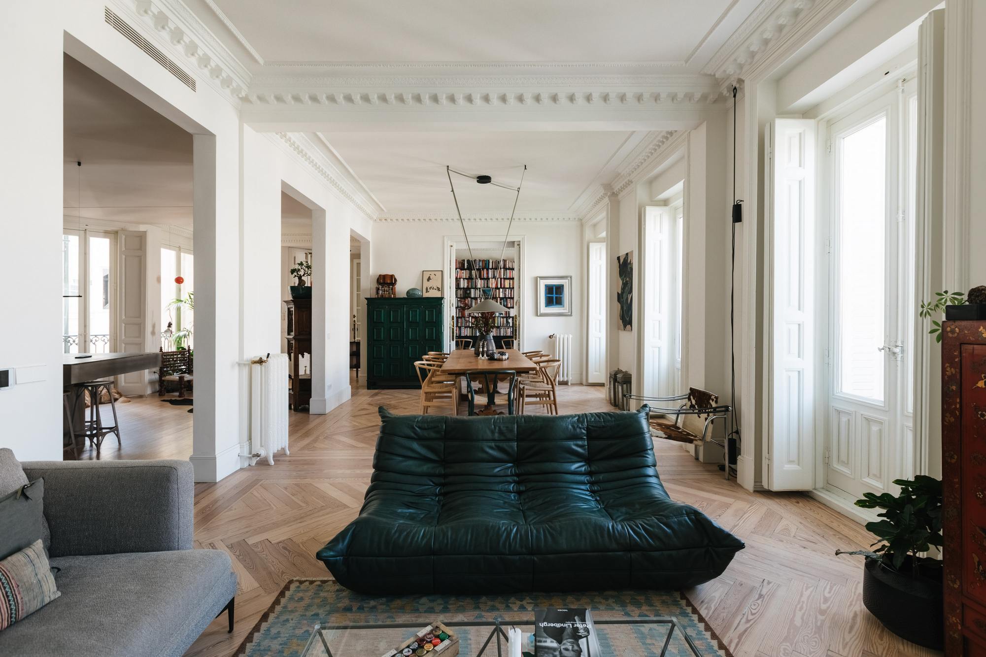 living - 238m² apartment for rent in Jerónimos, Madrid - gallery thumbnail - 1