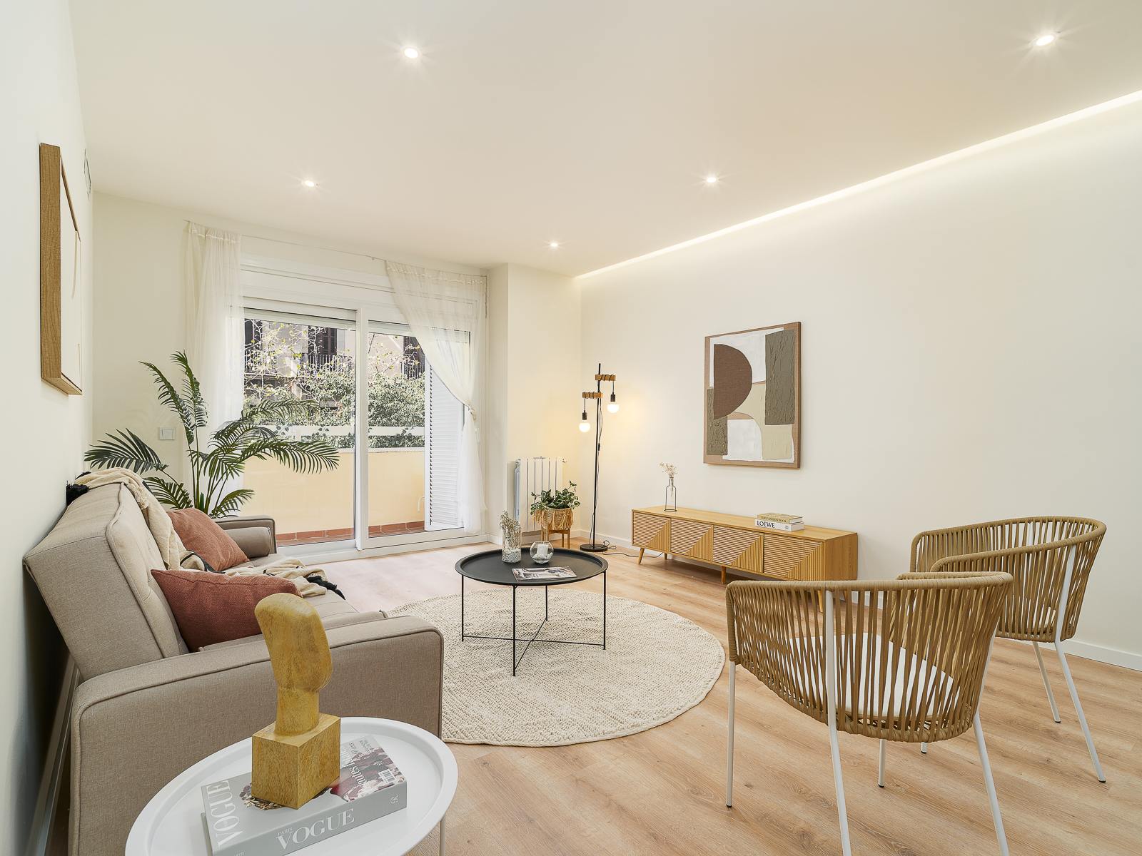 living - Piso de 130m² con 7m² terraza en venta en Eixample Derecho - gallery thumbnail - 3