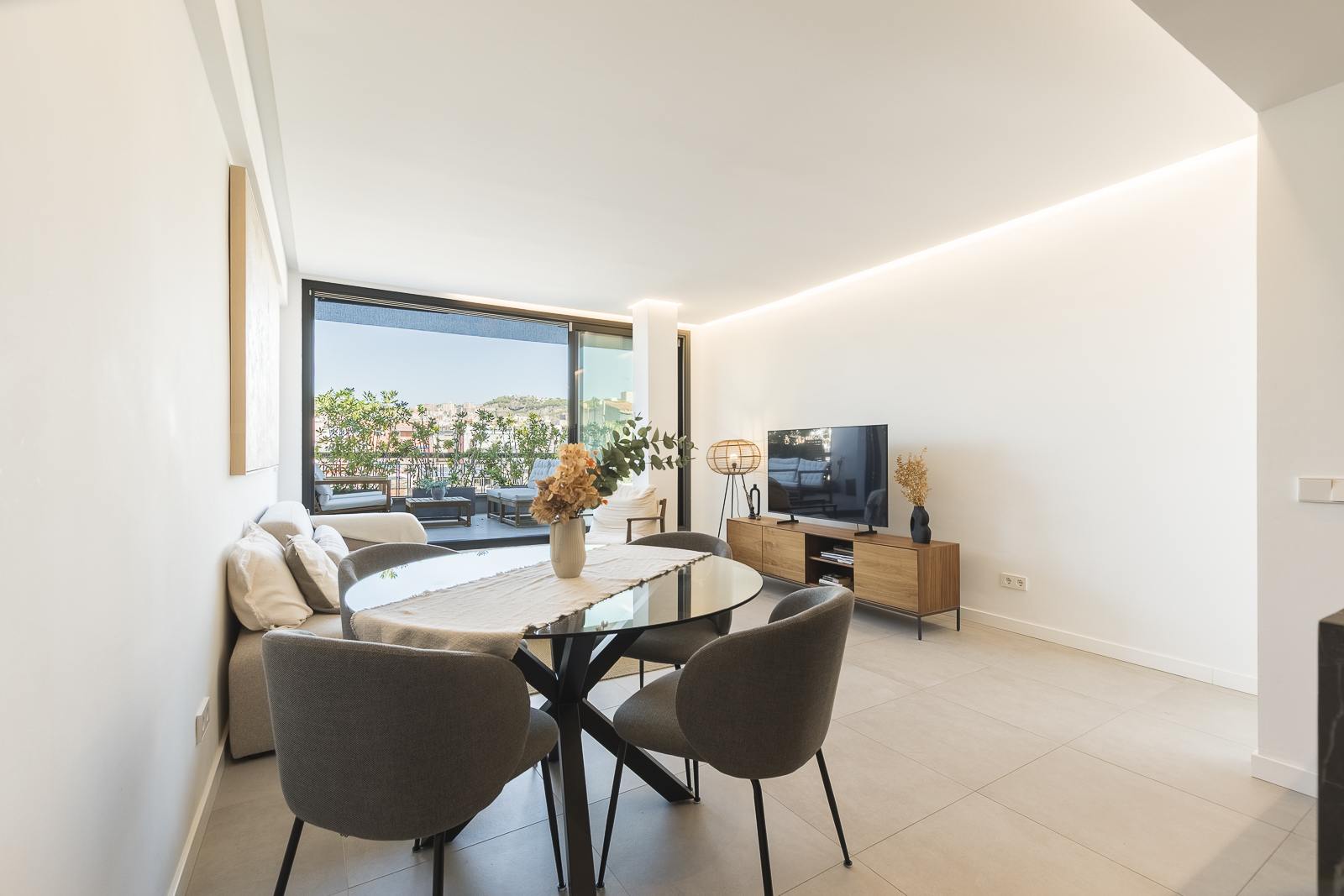 living - Ático de 79m² con 35m² terraza en venta en Eixample Derecho - gallery thumbnail - 3