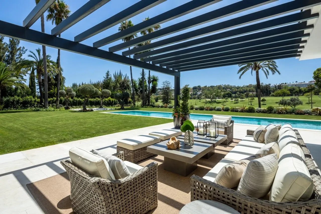 living - Casa / villa de 1,636m² con 441m² terraza en venta en Nueva Andalucía - gallery - 2
