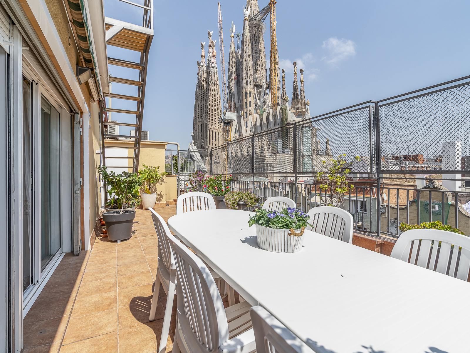 living - Ático de 180m² con 60m² terraza en venta en Sagrada Família - featured