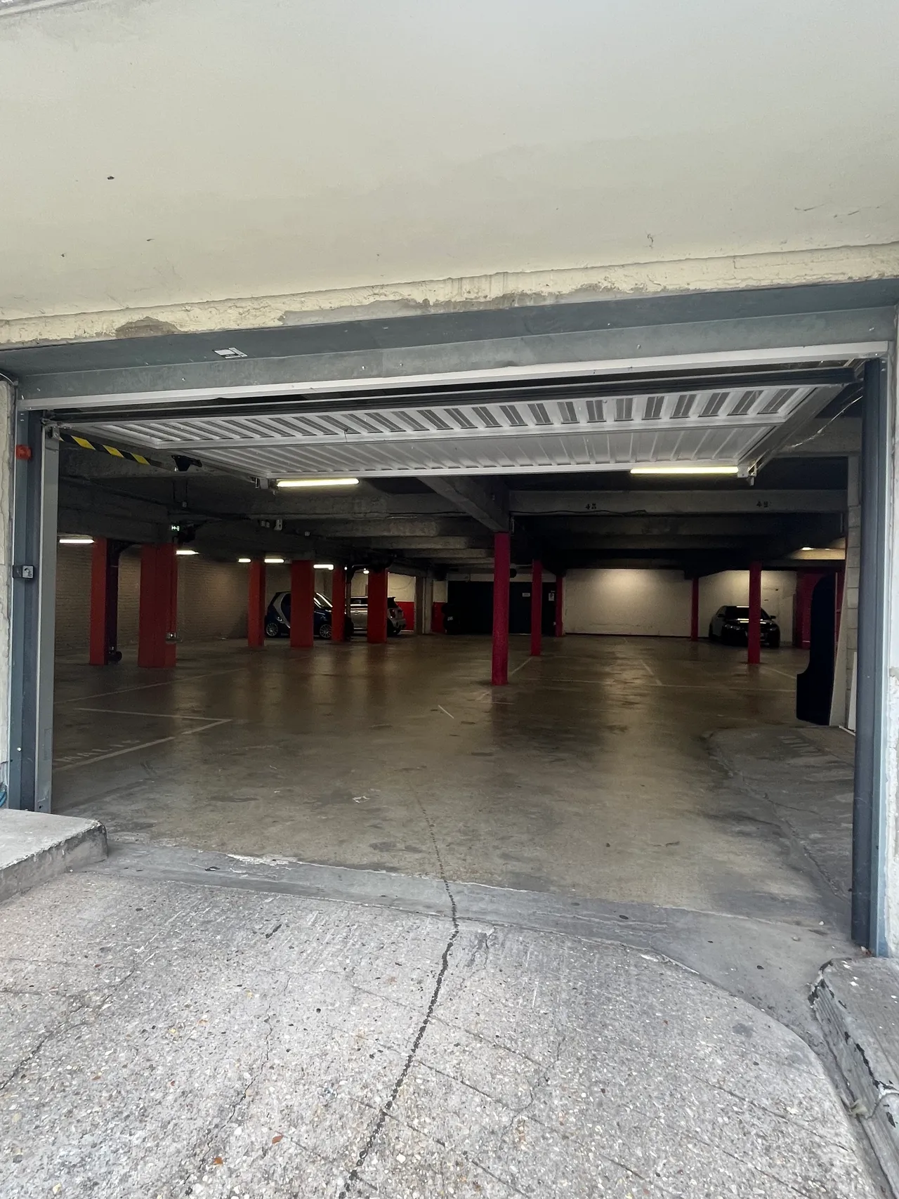 retail - Shop At The Foot Of The Building For Rent - gallery - 5
