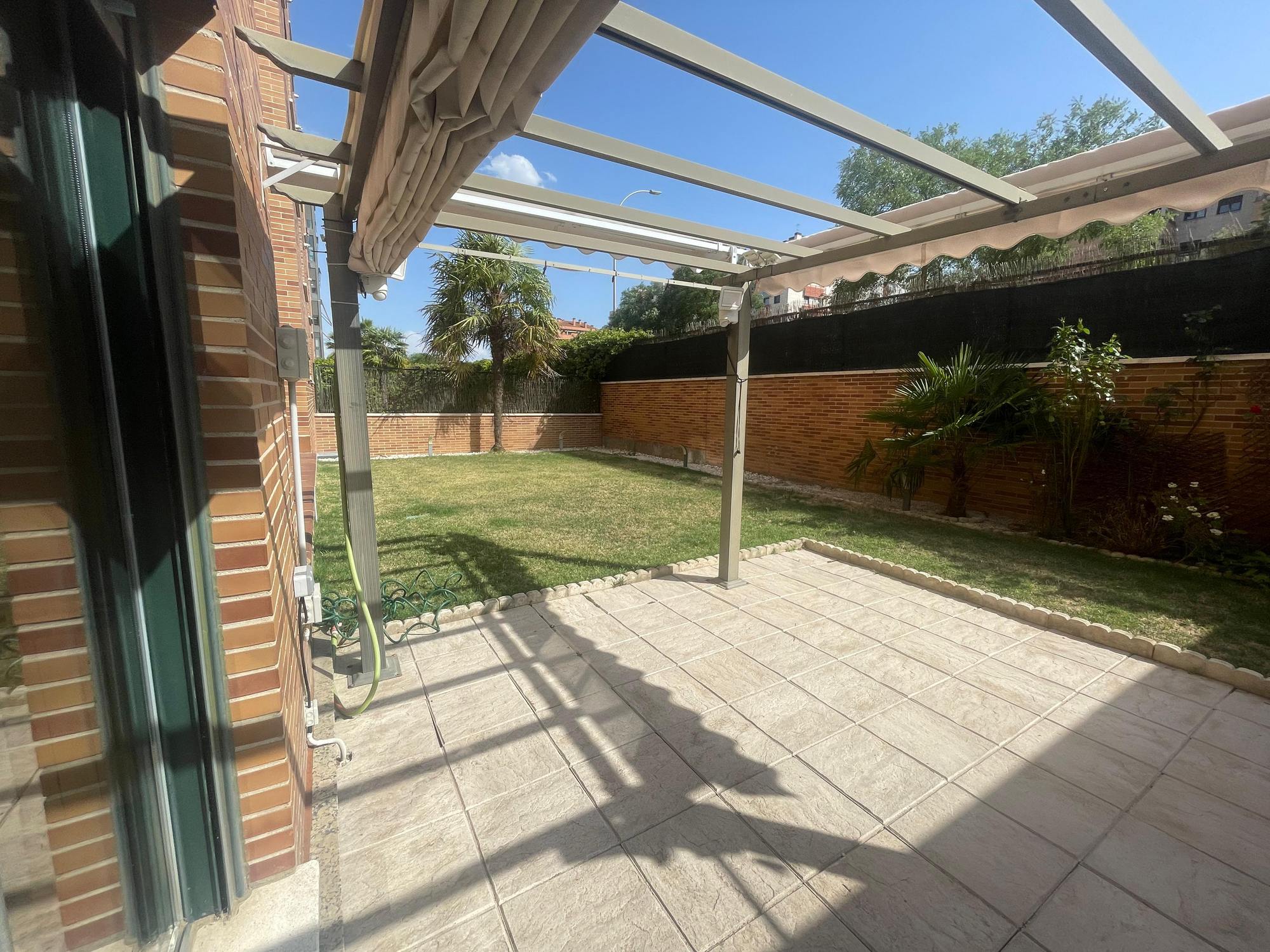 living - Piso de 180m² en alquiler en Sanchinarro, Madrid - gallery thumbnail - 1