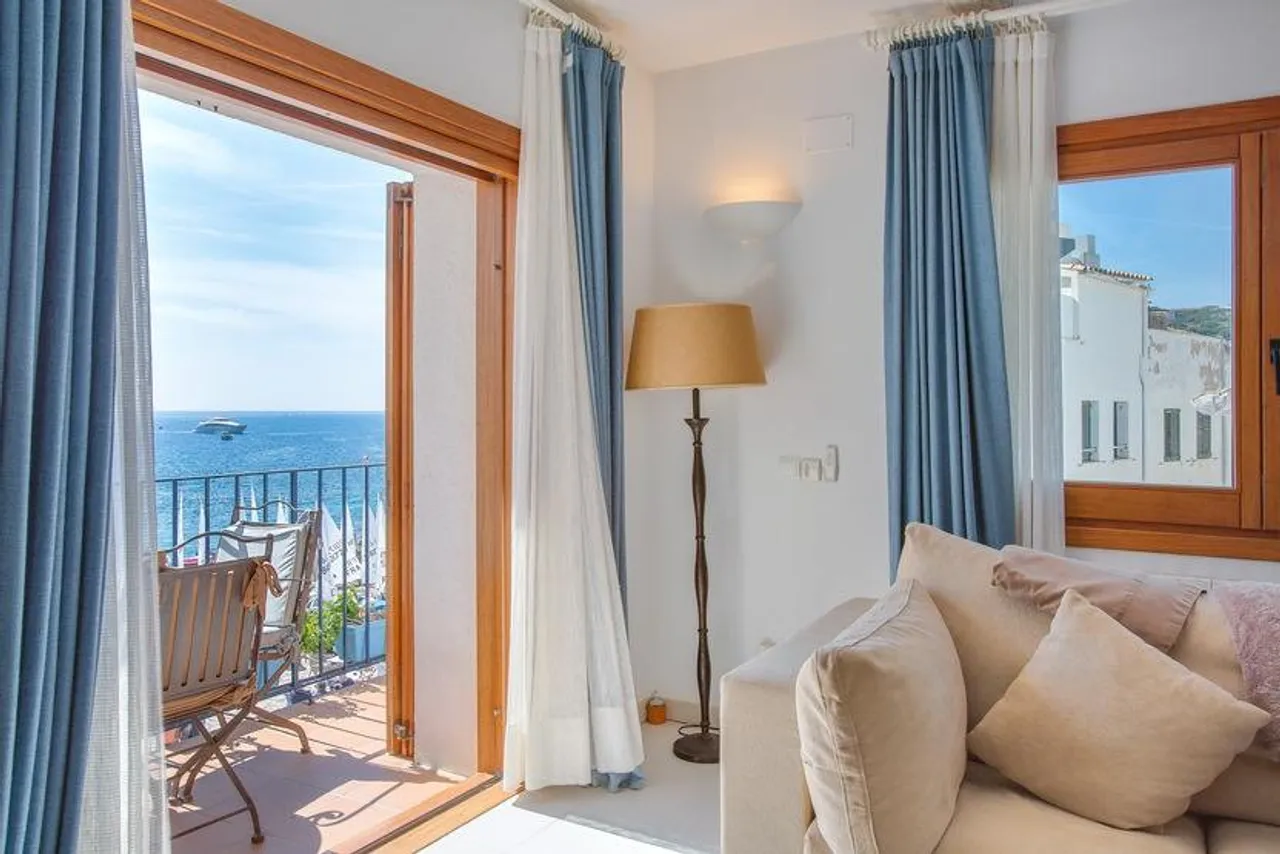 living - Exclusive Costa Brava seafront apartment for sale, Calella - gallery - 3