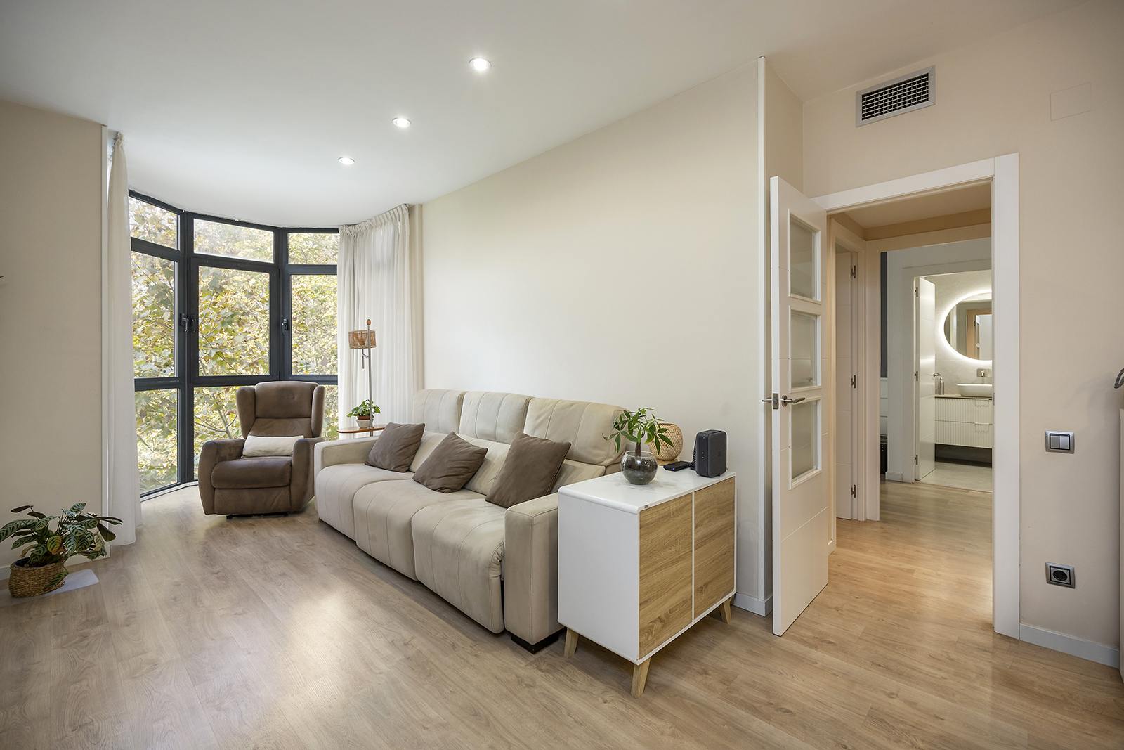 living - 98m² apartment for sale in Eixample Right, Barcelona - gallery thumbnail - 3