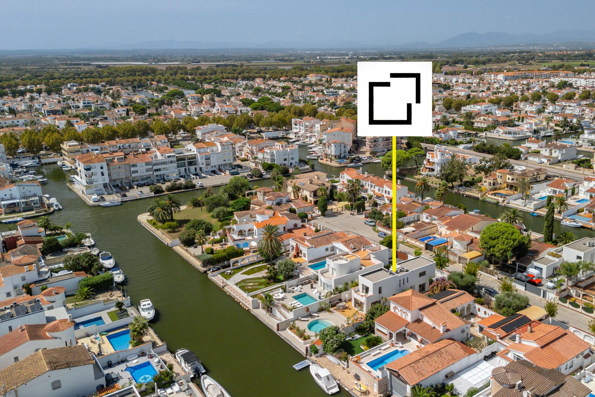 living - 220m² house / villa for sale in Empuriabrava, Costa Brava - gallery thumbnail - 4