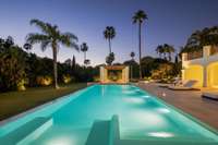 living - 1,112m² house / villa with 2,529m² garden for sale in Nueva Andalucía - gallery thumbnail - 8