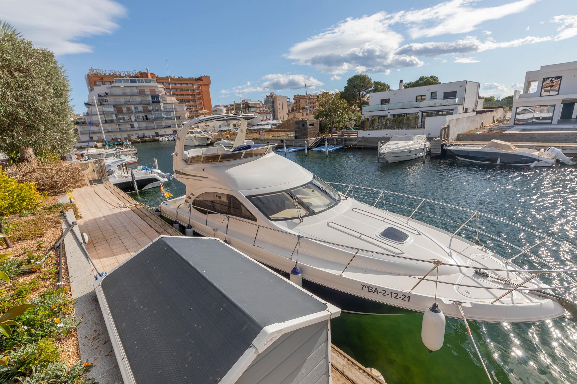 living - 557m² house / villa for sale in Bay of Roses, Costa Brava - gallery thumbnail - 7