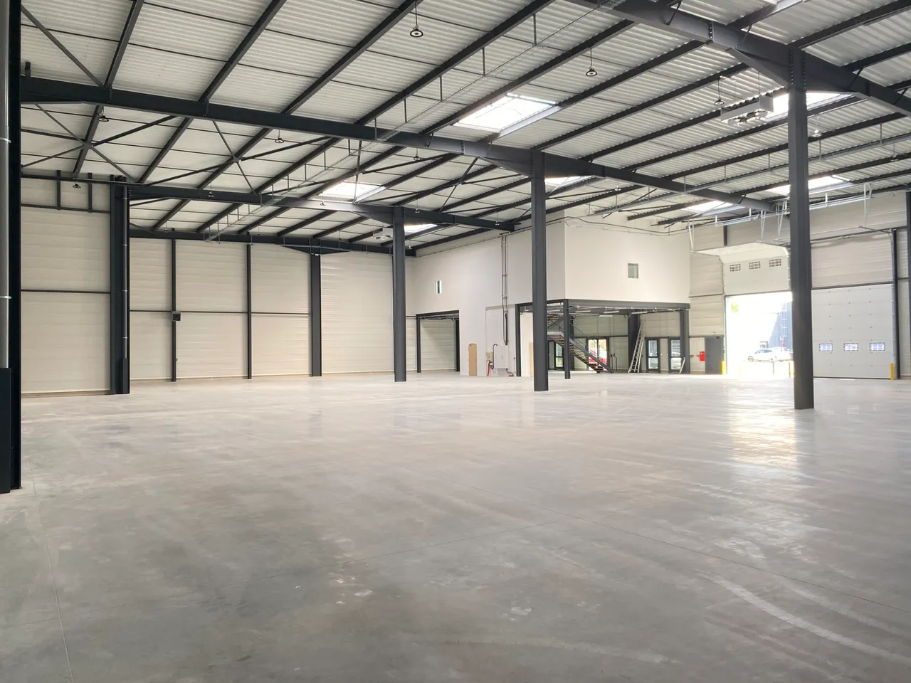 logistics - Light Industrial Premises / Offices For Rent - gallery - 9