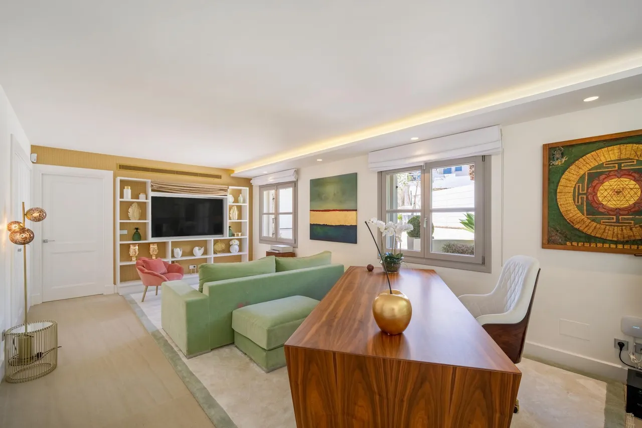 living - Casa / villa de 1,411m² con 761m² terraza en venta en Nueva Andalucía - gallery - 9