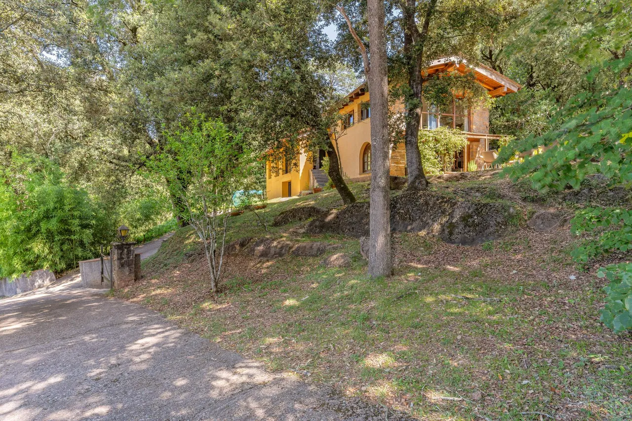 living - 454m² country house for sale in La Garrotxa, Girona - gallery - 4