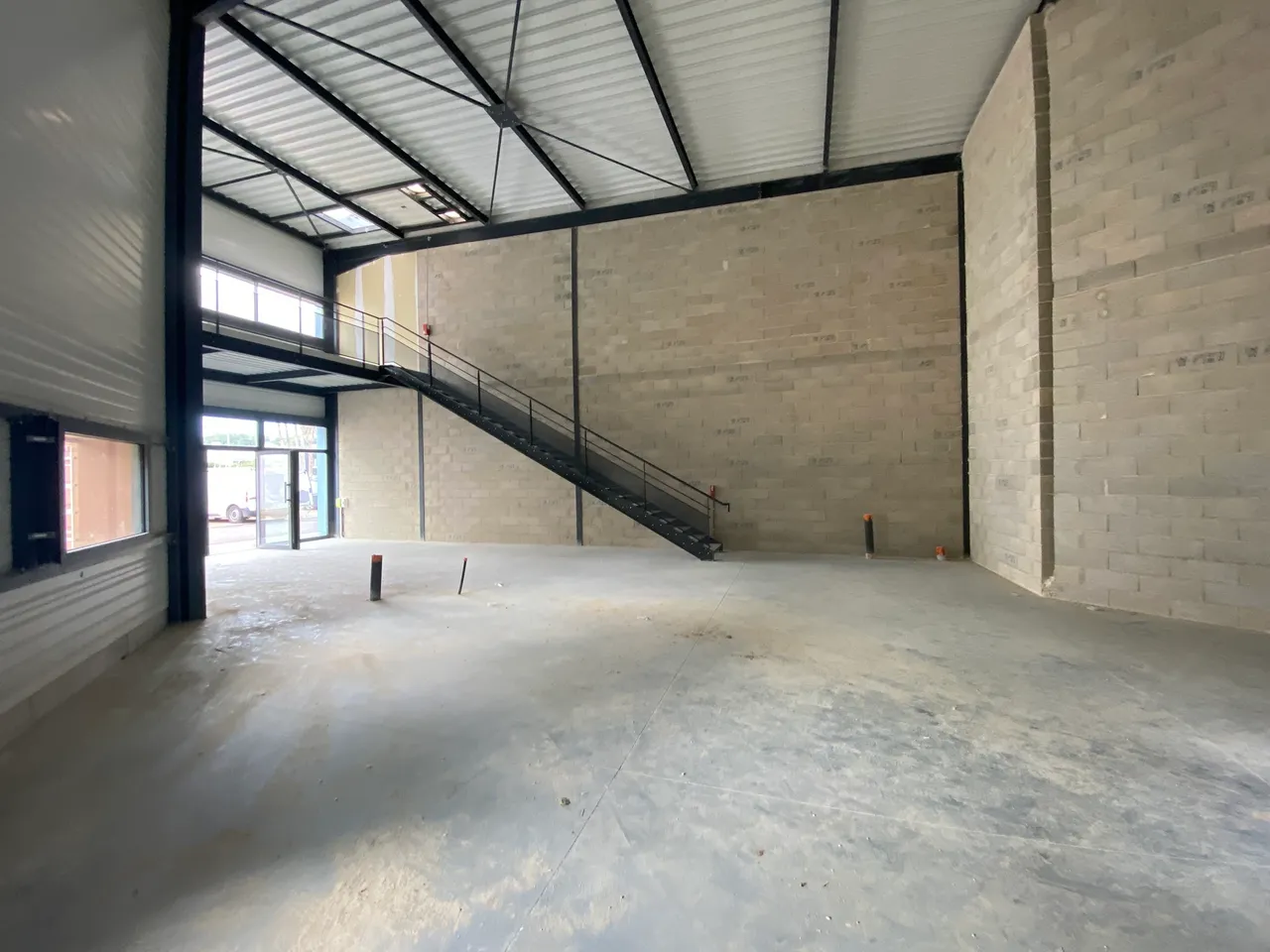 office - Services / Showroom For Rent - gallery - 3