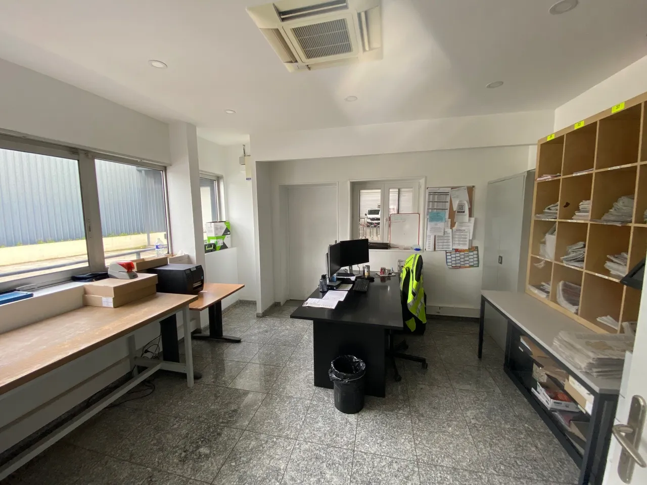logistics - Mixed Light Industrial Premises / Offices For Rent - gallery - 2