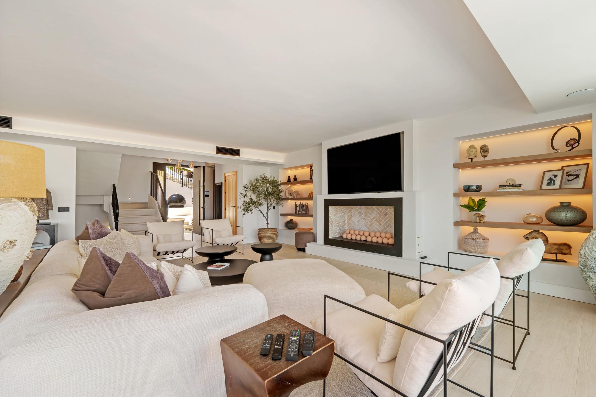 living - 965m² house / villa with 177m² terrace for sale in Nueva Andalucía - gallery thumbnail - 5