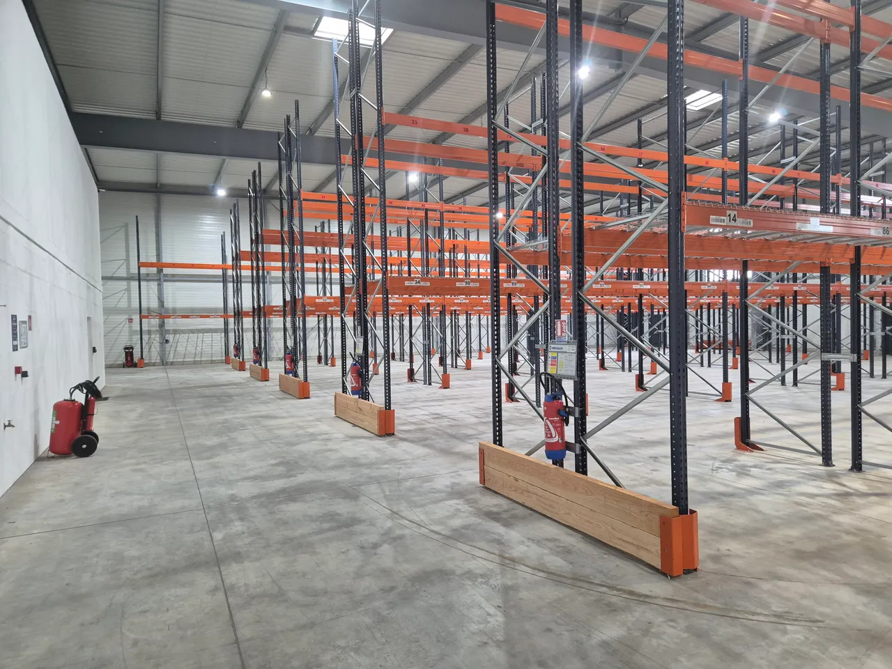 logistics - Entrepôt / Bureaux À Louer - À Vendre - gallery - 3