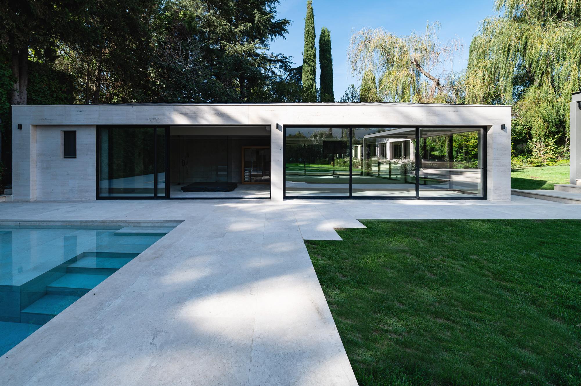 living - 1,499m² house / villa for sale in La Moraleja Urbanización - gallery thumbnail - 3