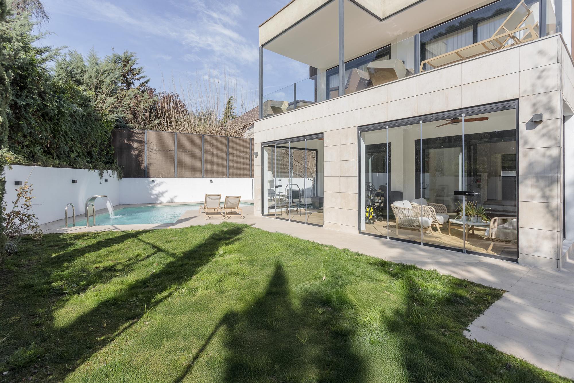living - Casa / villa de 350m² en alquiler en La Moraleja Urbanización - gallery thumbnail - 2