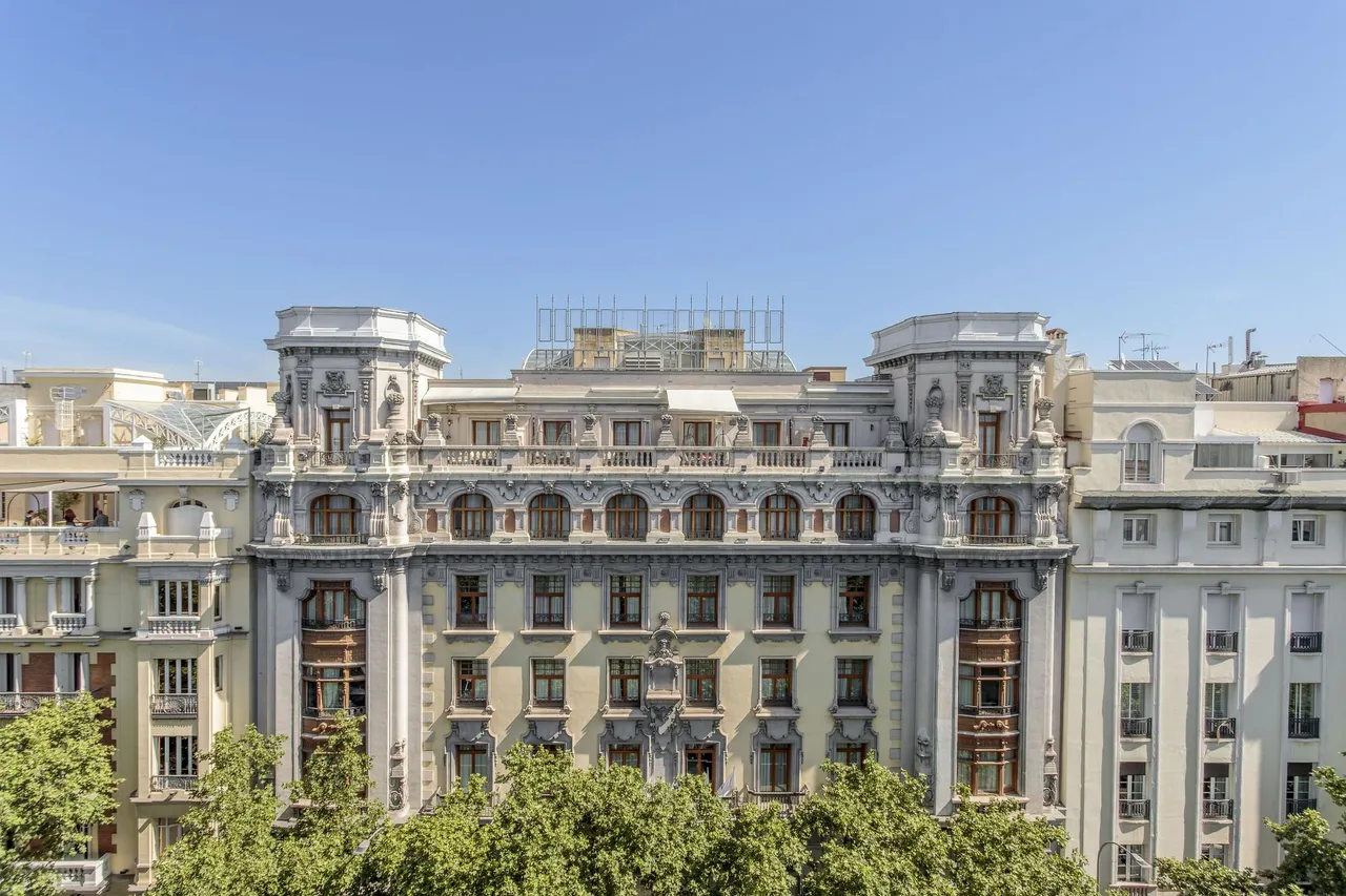 living - 400m² penthouse with 25m² terrace for rent in Almagro - gallery - 9