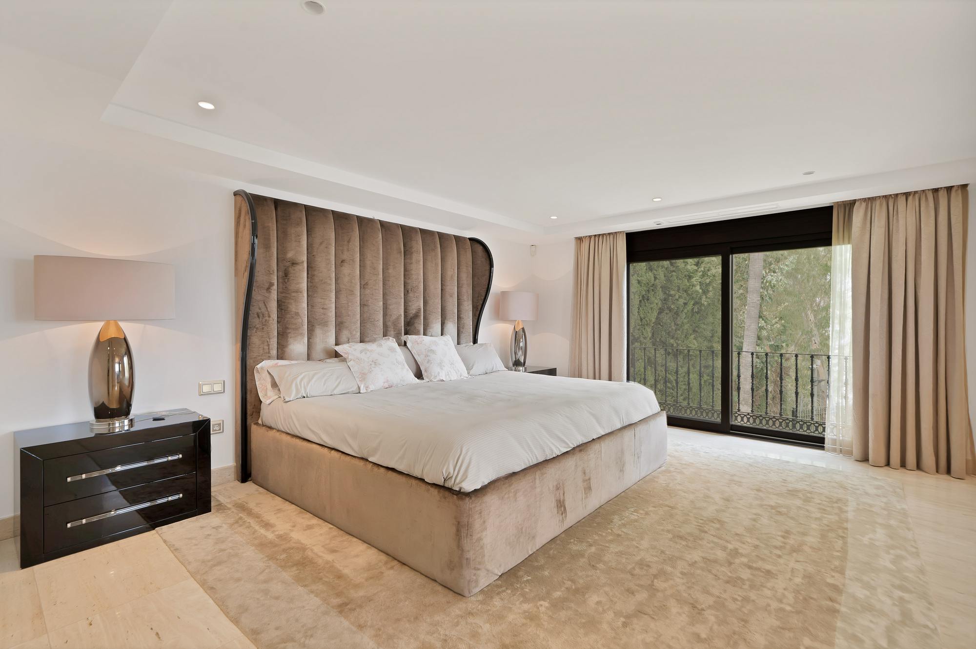 living - Casa / villa de 660m² con 151m² terraza en venta en Benahavís - gallery thumbnail - 7