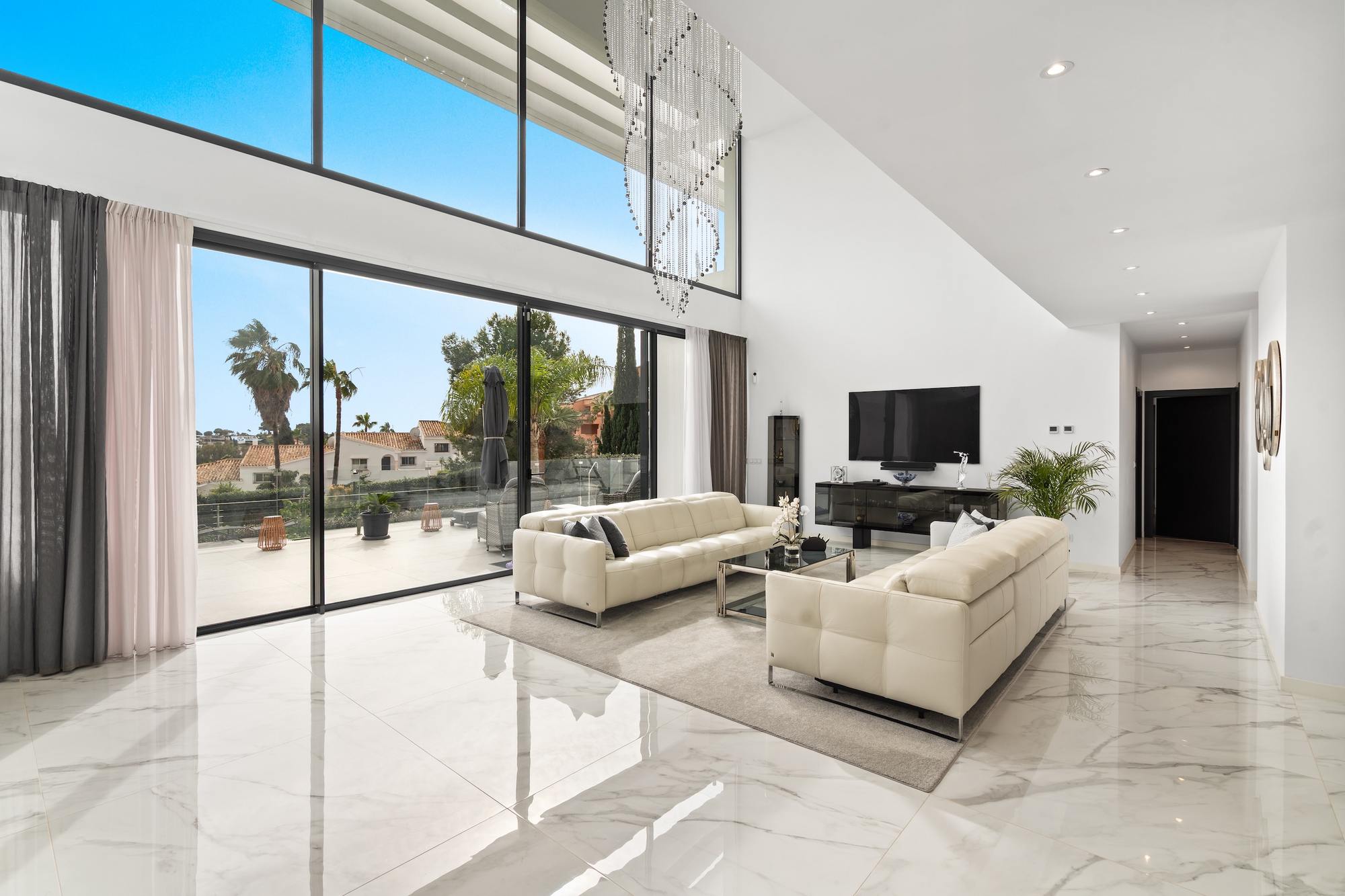 living - 980m² house / villa with 500m² garden for sale in Paraiso - gallery thumbnail - 3
