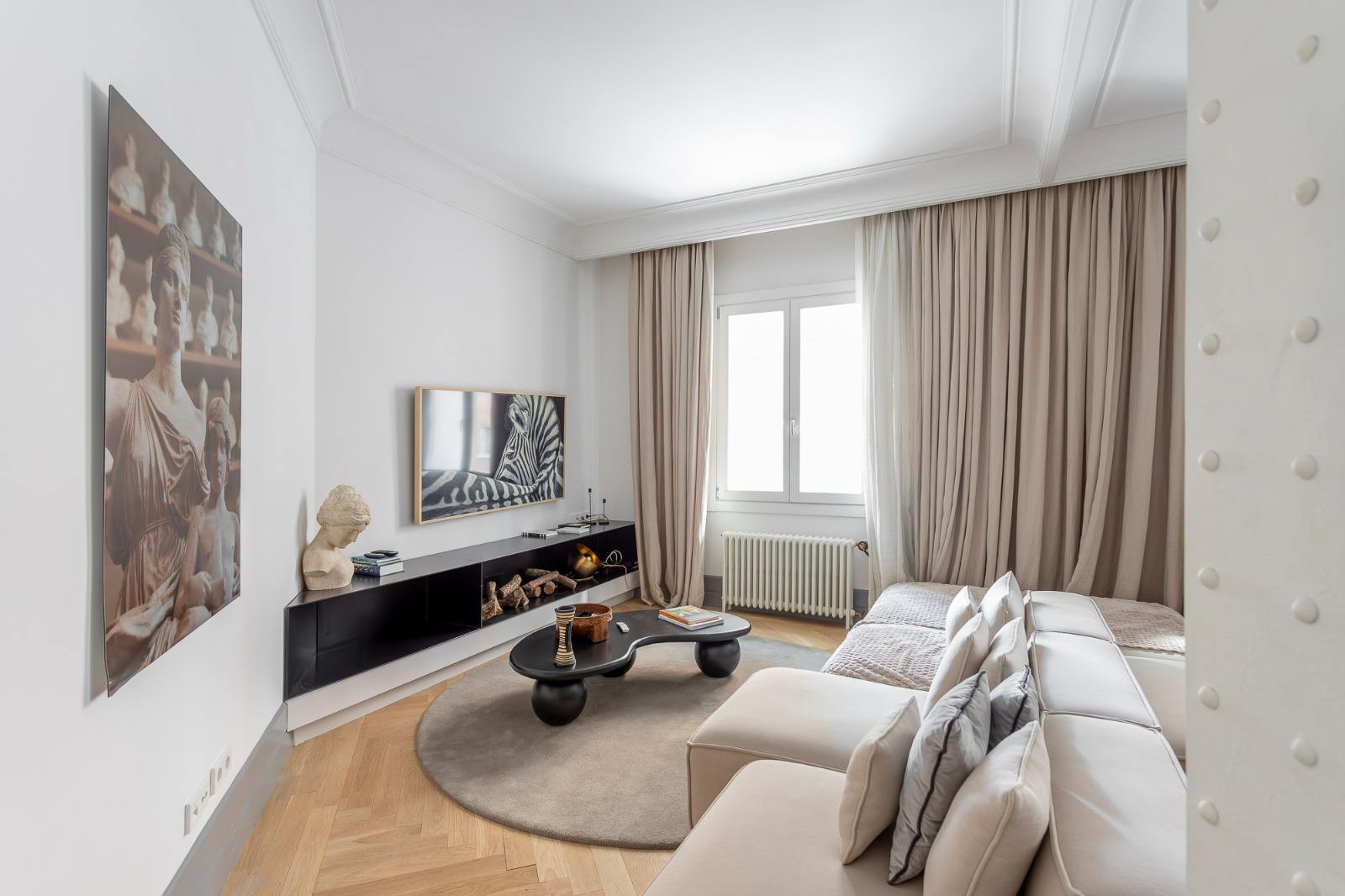 living - 287m² apartment for rent in Almagro, Madrid - gallery thumbnail - 10